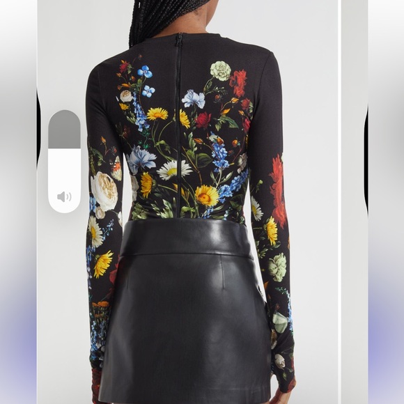 Alice + Olivia
Olea Crewneck Long
Sleeve Bodysuit‼️‼️ - Picture 4 of 11